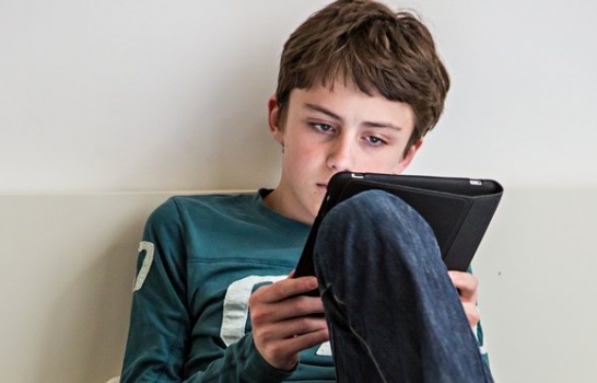 Teen-boy-on-ereader Teen-boy-on-ereader